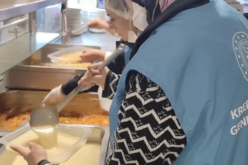 Gençler israfı önlüyor, iyiliği paylaşıyor… “Komşum Gönüllülük Hareketi” ile 10 milyon yemek ihtiyaç sahiplerine ulaştı