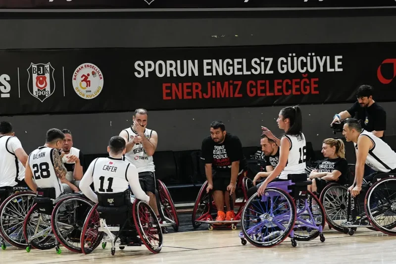 Tekerlekli sandalyeliler potada dostluk maçında buluştu